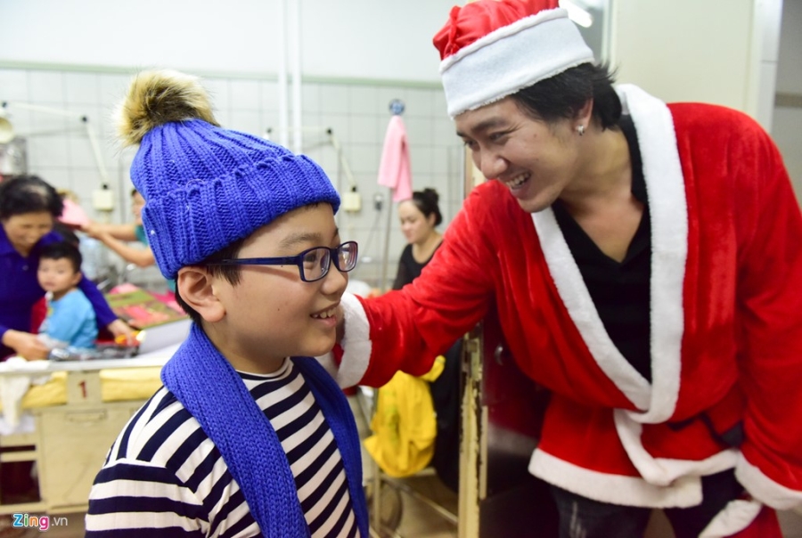 'Ong gia Noel' cuoi moto tien ty di tang qua cho benh nhi hinh anh 9