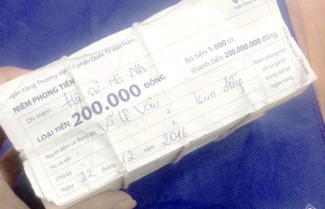 Hình ảnh bó tiền 200 triệu đồng cô gái P.T.N.O khoe trên Facebook là đã nhặt được và mang đến đồn công an /// Ảnh chụp màn hình
