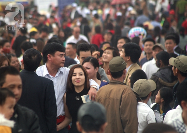 Cảnh người chen nhau, rồi chen cả... hoa hướng dương để chụp ảnh - Ảnh 9.