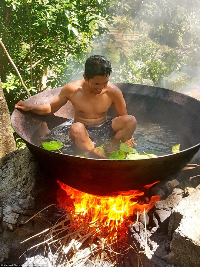 Dich vu tam trong noi nuoc dun tren bep lua hinh anh 2