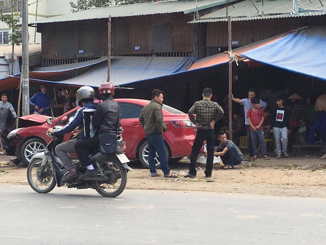 Hà Nội: Ô tô tiền tỷ nát đầu, dính chặt vào cột đèn chiếu sáng - Ảnh 2.