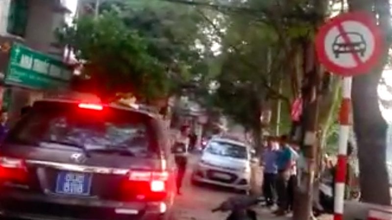 Hà Nội: Xe biển xanh đi vào đường cấm bị taxi ép lùi