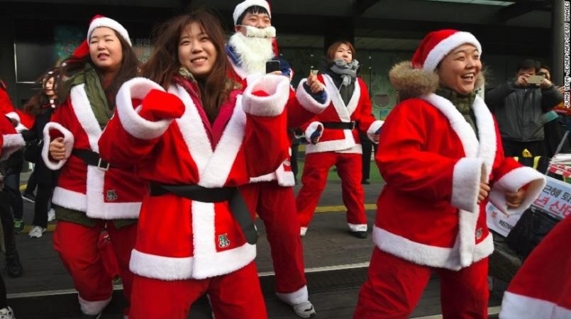 Nguoi Han mac do ong gia Noel bieu tinh phan doi tong thong hinh anh 5