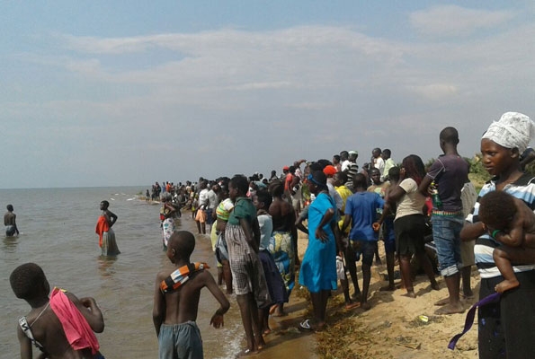 NÓNG: Thuyền chở một đội bóng chìm ở Uganda, ít nhất 30 người chết - Ảnh 1.