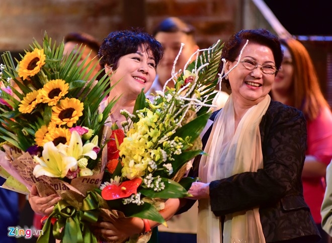NSUT Minh Hang khoc nuc no trong dem dien truoc khi ve huu hinh anh 3