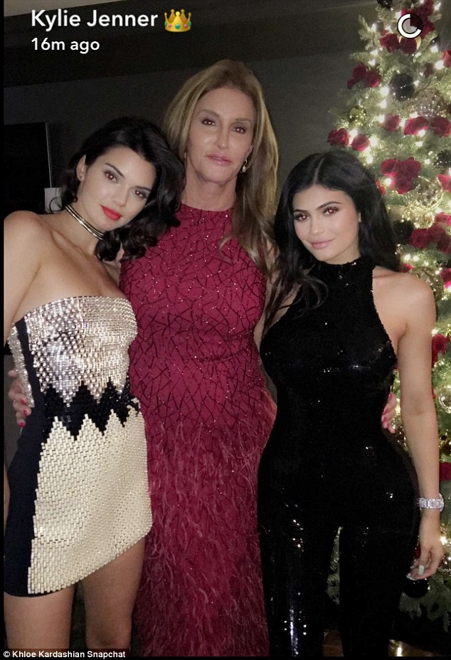 Paris Hilton bất ngờ dự tiệc của nhà Kardashian, nhưng bị vòng 1 của Kim lấn át - Ảnh 4.