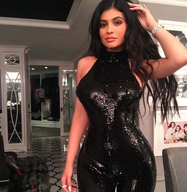 Paris Hilton bất ngờ dự tiệc của nhà Kardashian, nhưng bị vòng 1 của Kim lấn át - Ảnh 6.