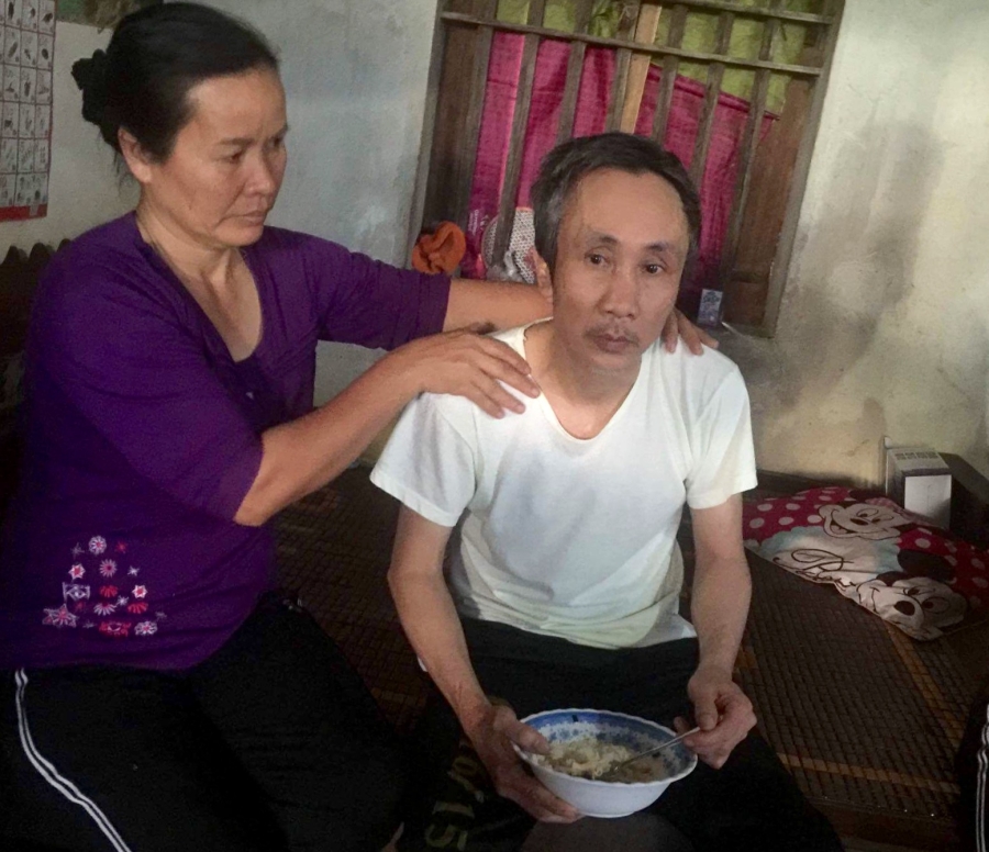 Ông Hàn Đức Long vừa trở về nhà và được vợ chăm sóc sau 11 năm ngồi tù oan (Ảnh: Bá Đoàn)