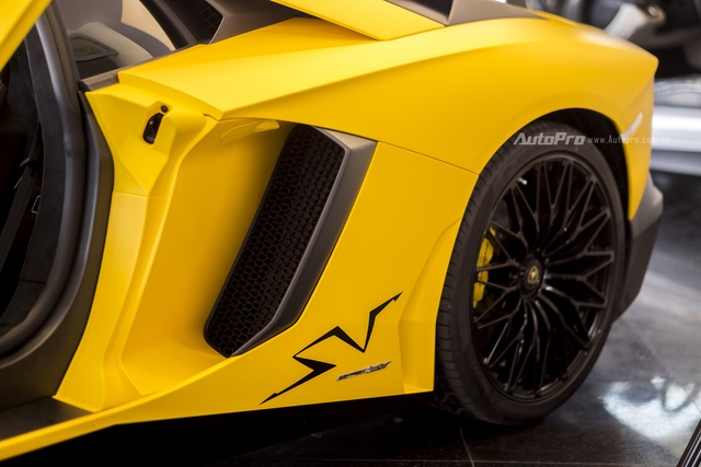 Chiêm ngưỡng vẻ sexy của Lamborghini Aventador SV mui trần giá 39 tỷ Đồng tại Việt Nam - Ảnh 5.