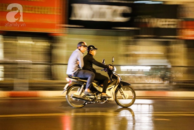 Chùm ảnh: Người dân Hà Nội co ro trong đêm mưa rét sau những ngày nắng nóng - Ảnh 2.