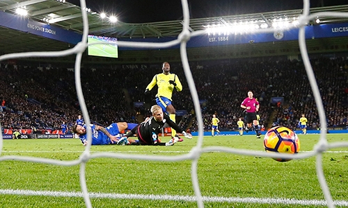 leicester-bai-tran-tut-xuong-gan-nhom-cam-den-do-1
