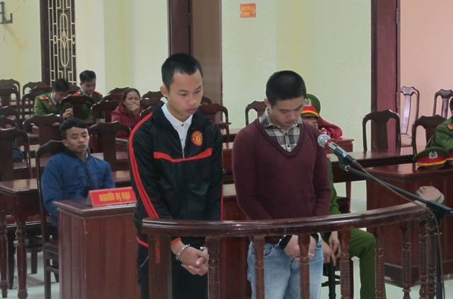 Hai bị cáo Lê Văn Tư (áo đen) và Cao Văn Hiếu trước tòa