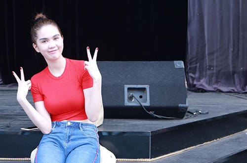 ngoc-trinh-khoe-eo-khi-tap-kich-1