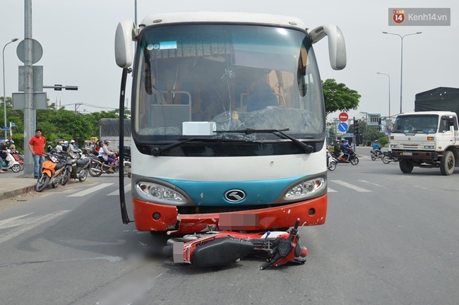 TP HCM: Băng qua ngã tư, thanh niên bị xe khách húc văng xa gần 30 mét, nguy kịch - Ảnh 1.