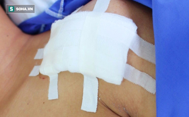 Bị sao đỏ nhắc nhở, nam sinh chặn đâm bạn ngay trước cổng trường - Ảnh 1.