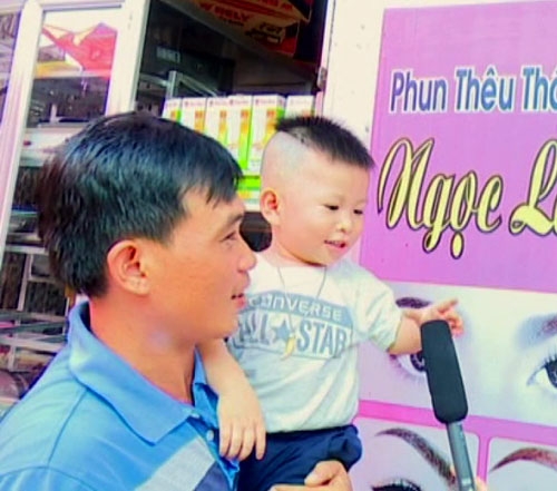 Chuyện lạ: Bé trai 2 tuổi chưa đi học đã biết đọc chữ - 1