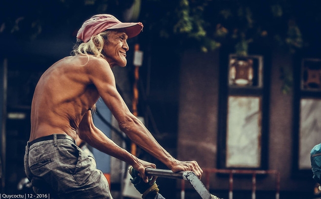  Cụ ông lái xe ba gác ở Sài Gòn: Lãng tử, phong trần và rất ngầu - Ảnh 3.