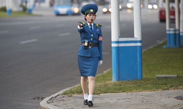 Mô tả về nữ cảnh sát giao thông Triều Tiên, Kang Jimin nói: “Tôi vẫn nhớ vẻ đẹp tuyệt vời của họ khi tôi nhìn họ lúc còn nhỏ”.