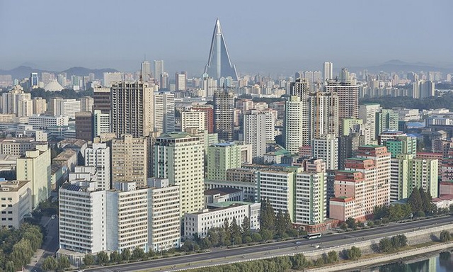 “Khách sạn Ryugyong (hình kim tự tháp) là tòa nhà gây chú ý nhất ở Bình Nhưỡng. Người ta đồn đoán rằng cấu trúc của khách sạn này bị lỗi và nó có thể không bao giờ được khai trương trừ khi toàn bộ cấu trúc được xây dựng lại”, Kang Jimin cho biết.