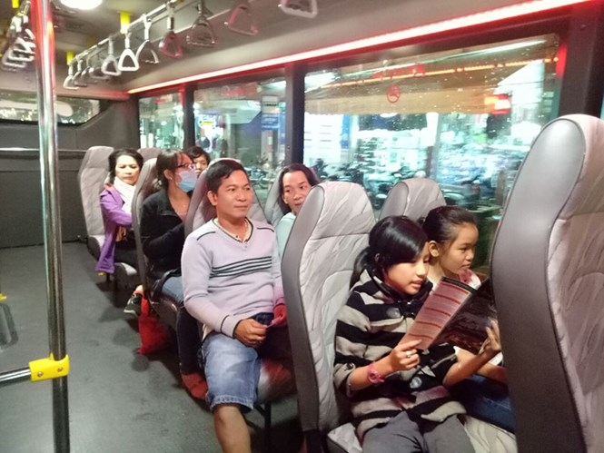 Người dân Đà Nẵng làm quen với xe buýt nội thành /// Ảnh: An Dy