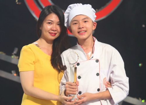 duong-thanh-vua-dau-bep-nhi-cua-cau-be-13-tuoi-me-nau-an-quen-choi-1