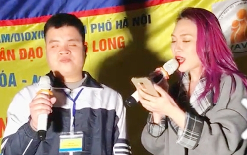 Sự kiện ca sĩ Mỹ Tâm hát cùng chàng trai khiếm thị được cho là một hành động đẹp vào đề thi môn Văn ở Cà Mau. Ảnh: facebook