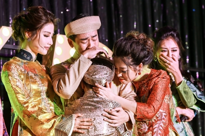 Diễn viên nhí òa khóc vì không được vào xem phim mình đóng