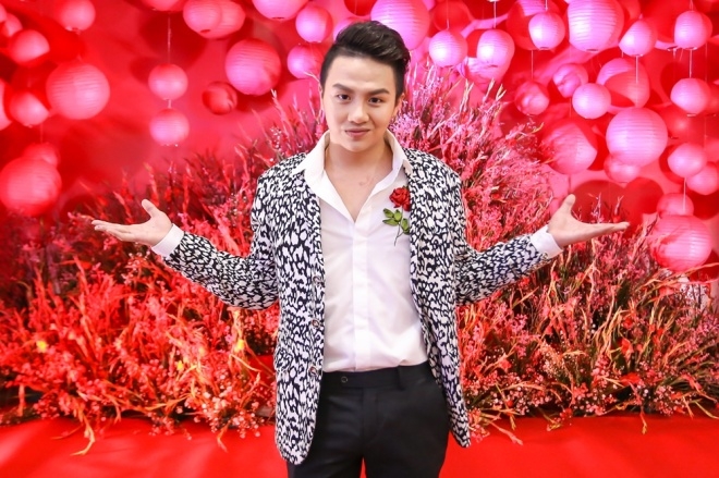 Diễn viên nhí òa khóc vì không được vào xem phim mình đóng