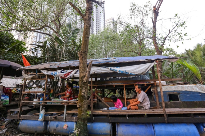 Gia đình hơn 10 năm sống trên ghe cạnh cao ốc Sài Gòn