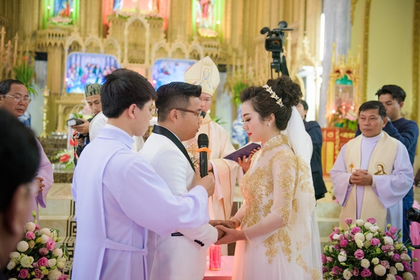 [Caption]Ngày đầu tiên là lễ cưới trong nhà thờ ở quê nhà Thu Thủy tại Phú An, Cát Thành, Nam Định với sự chứng kiến của cha xứ, gia đình và họ hàng.