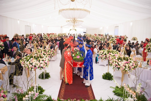 [Caption]Lễ đưa dâu diễn ra cùng ngày tại nhà riêng của cô dâu Thu Thủy. Không gian trang trí lộng lẫy được wedding planner thực hiện trong 3 ngày. Hoa tươi nhập khẩu được bảo quản và vận chuyển tới Nam Định bằng xe lạnh chuyên dụng từ Hà Nội.