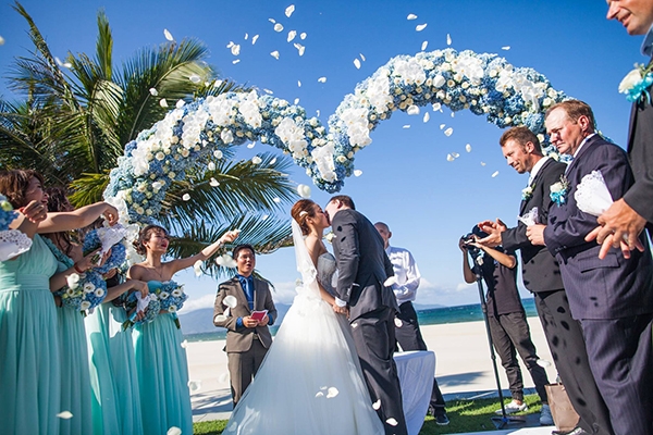 [Caption]Wedding planner đã phải đặt riêng một vườn hoa tú cầu và chăm sóc cẩn thận trong gần một tháng để những bông tú cầu có thể nở rộ và đạt được sắc xanh mong muốn, màu sắc yêu thích của Mai.