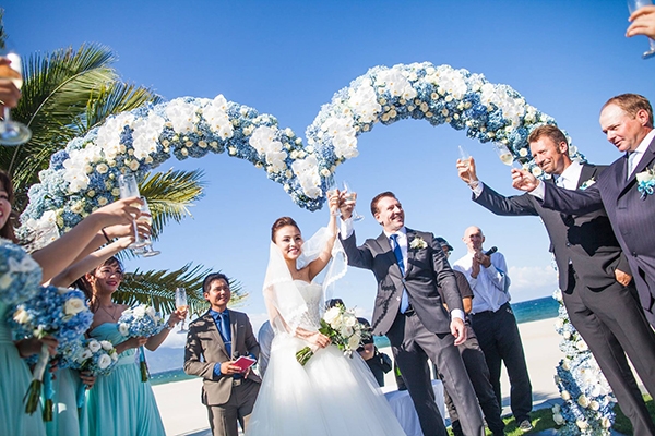 [Caption]Chú rể đã chi khoảng 800 triệu để trang hoàng cho lễ cưới và khoảng 900 triệu cho chi phí đi lại, ăn ở của khách mời. Trong ngày trọng đại, Mai diện bộ soiree lộng lẫy, được thiết kế trong nhiều tháng.