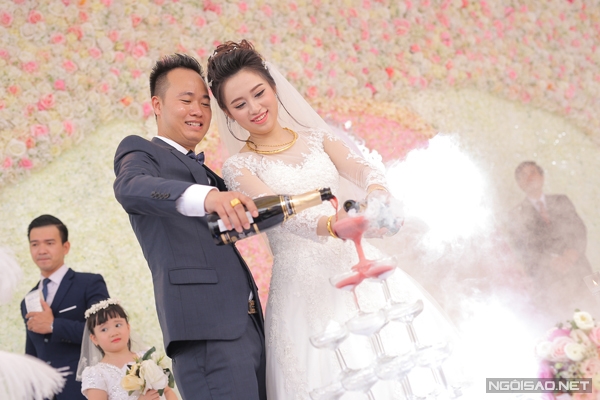 [Caption]Ngày 16/11, 3 ngày trước tiệc cưới, wedding planner đã huy động hơn 7 xe tải chở đồ trang trí từ Hà Nội đến Hưng Yên để trang hoàng cho cả làng và nhà riêng chú rể cùng khu vực sân khấu, đãi tiệc. Hơn 500m thảm đỏ được trải từ cổng làng đến thẳng nhà trai. Hàng nghìn quả pháo được bố trí khắp làng, chờ đợi giây phút Văn Văn đón nàng về dinh.