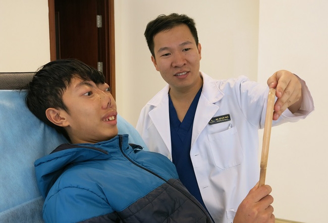 Thay đổi diệu kỳ của chàng trai Việt không có mặt qua 4 cuộc phẫu thuật của giáo sư Mỹ - Ảnh 3.