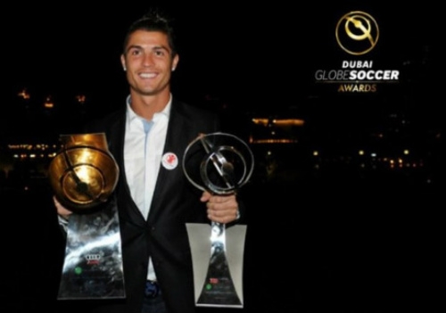 Tự thưởng, Ronaldo tậu siêu xe 2,7 tỷ đi chơi Noel - 1