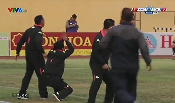 vai lay trong tai, bhl ha noi fc co bi phat nang? hinh anh 1