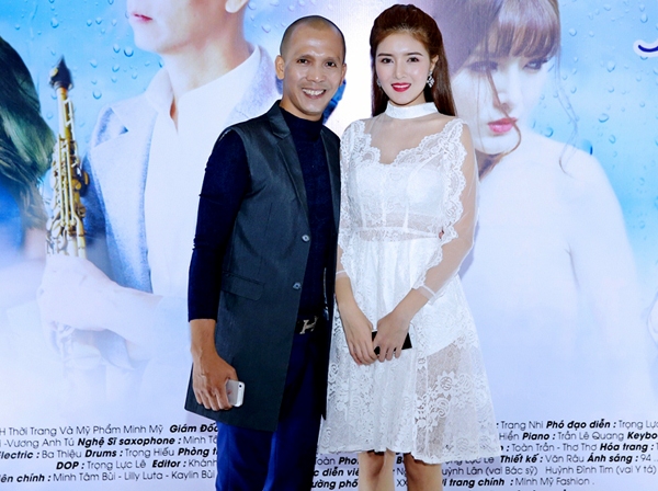 van-trang-tai-xuat-sau-gan-3-thang-sinh-con-gai-4