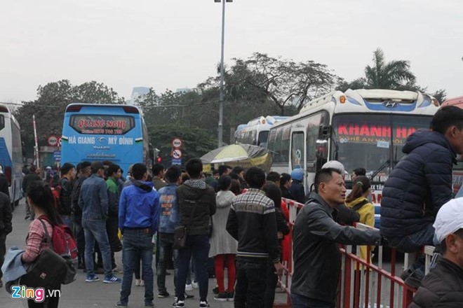 Hang tram xe khach ben My Dinh bo chuyen phan doi phan tuyen hinh anh 1