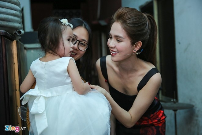 Ngoc Trinh mac dam hai day goi cam di dien hai hinh anh 4