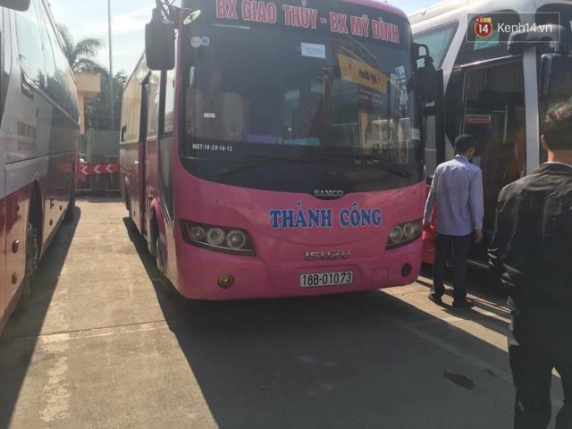 Nhà xe đình công, chuyển toàn bộ khách bị bỏ rơi ở bến Mỹ Đình sang Giáp Bát bằng xe buýt miễn - Ảnh 4.