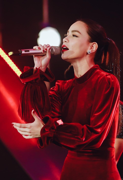 thu-minh-nhay-cuong-nhiet-khi-xem-ha-ho-trinh-dien-2