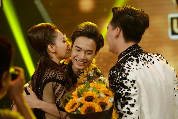 thu-minh-nhay-cuong-nhiet-khi-xem-ha-ho-trinh-dien-11