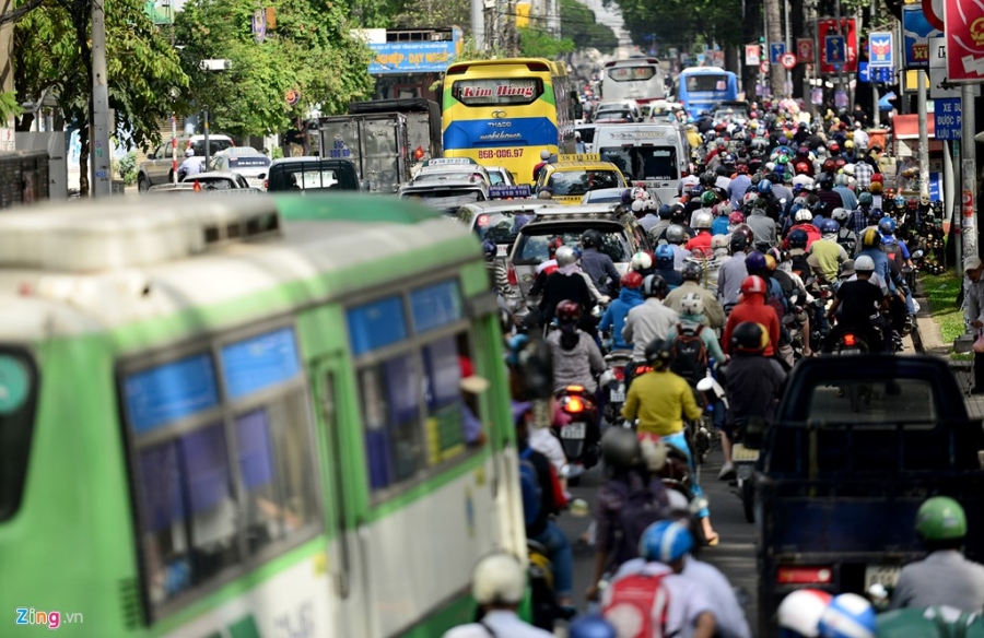 Xe co ket cung giua trua ngay cuoi nam o Sai Gon hinh anh 3