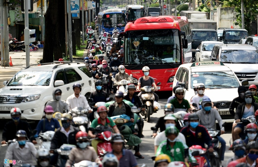 Xe co ket cung giua trua ngay cuoi nam o Sai Gon hinh anh 4