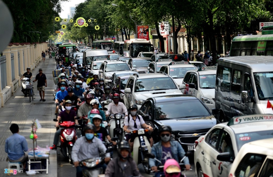 Xe co ket cung giua trua ngay cuoi nam o Sai Gon hinh anh 5