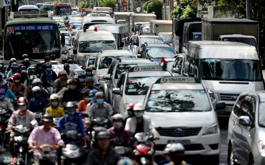 Xe co ket cung giua trua ngay cuoi nam o Sai Gon hinh anh 6
