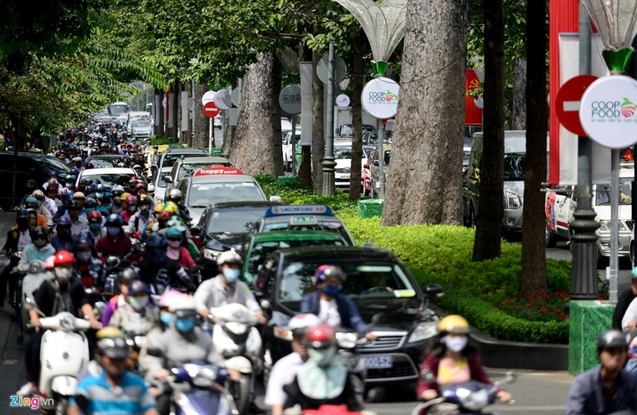 Xe co ket cung giua trua ngay cuoi nam o Sai Gon hinh anh 7