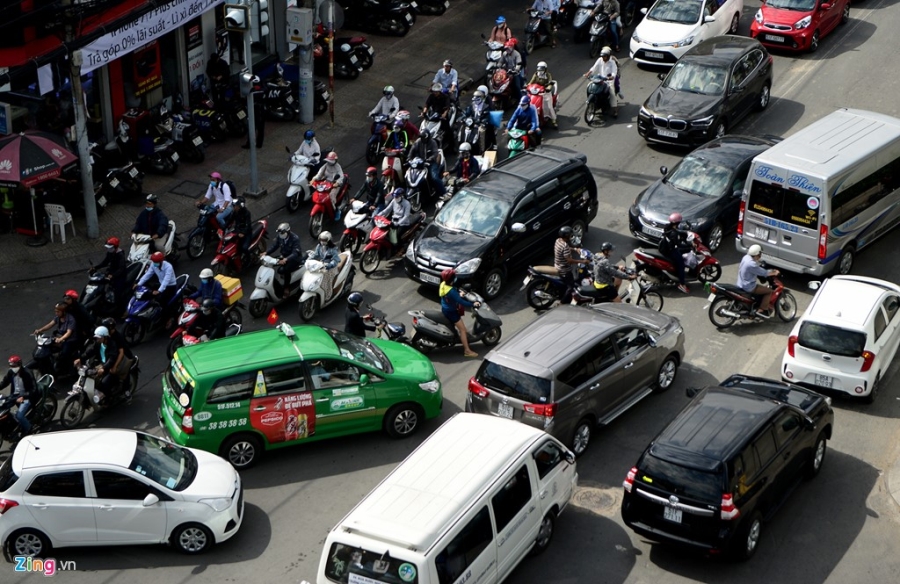 Xe co ket cung giua trua ngay cuoi nam o Sai Gon hinh anh 9