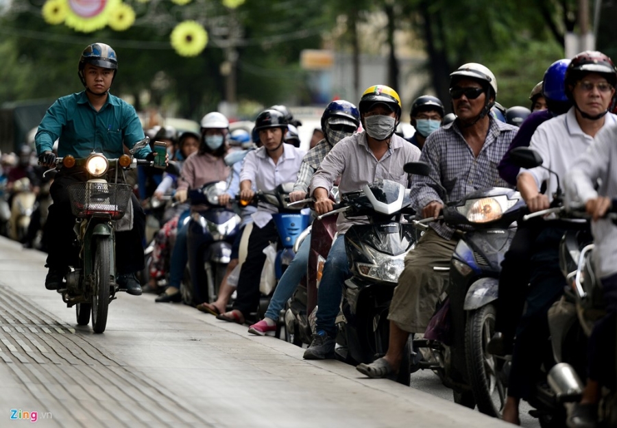 Xe co ket cung giua trua ngay cuoi nam o Sai Gon hinh anh 10